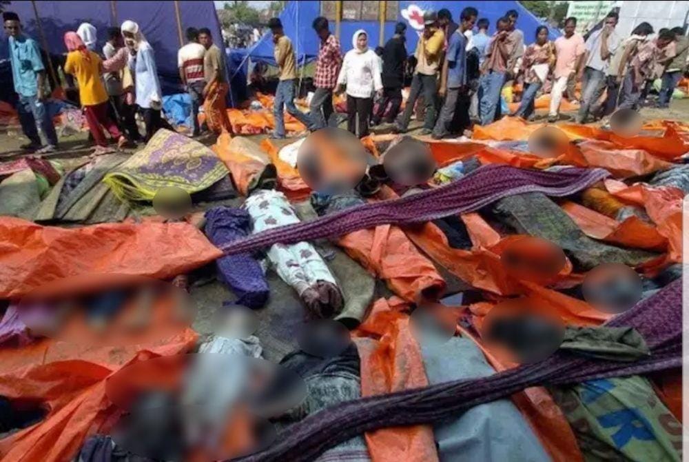 Sehari sesudah tsunami Aceh, 26 Desember 2004, warga mencari anggota keluarga yang jadi korban. (Dok. Rappler)