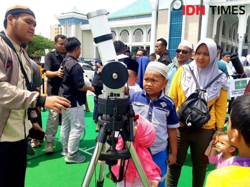 Warga Surabaya beramai-ramai nobar gerhana matahari cincin menggunakan teropong dan kacamata khusus di Masjid Al-akbar Surabaya, Kamis (26/12). IDN Times/Ardiansyah Fajar