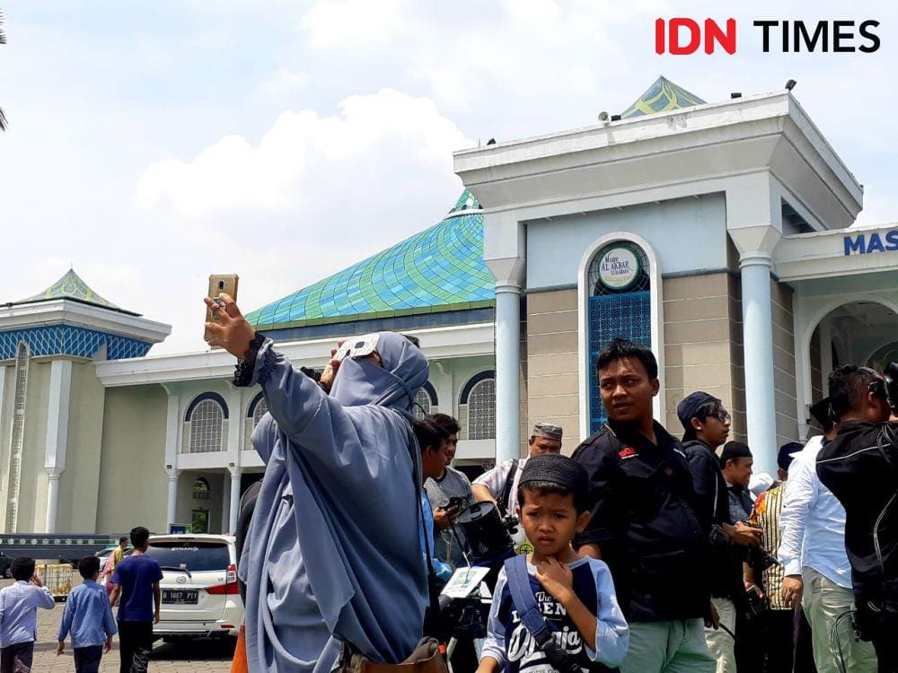 Warga Surabaya beramai-ramai nobar gerhana matahari cincin menggunakan teropong dan kacamata khusus di Masjid Al-akbar Surabaya, Kamis (26/12). IDN Times/Ardiansyah Fajar