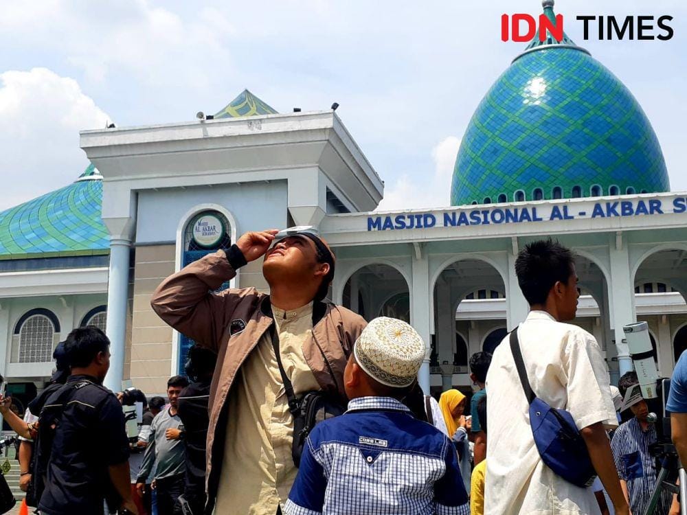 Warga Surabaya beramai-ramai nobar gerhana matahari cincin menggunakan teropong dan kacamata khusus di Masjid Al-akbar Surabaya, Kamis (26/12).IDN Times/Ardiansyah Fajar