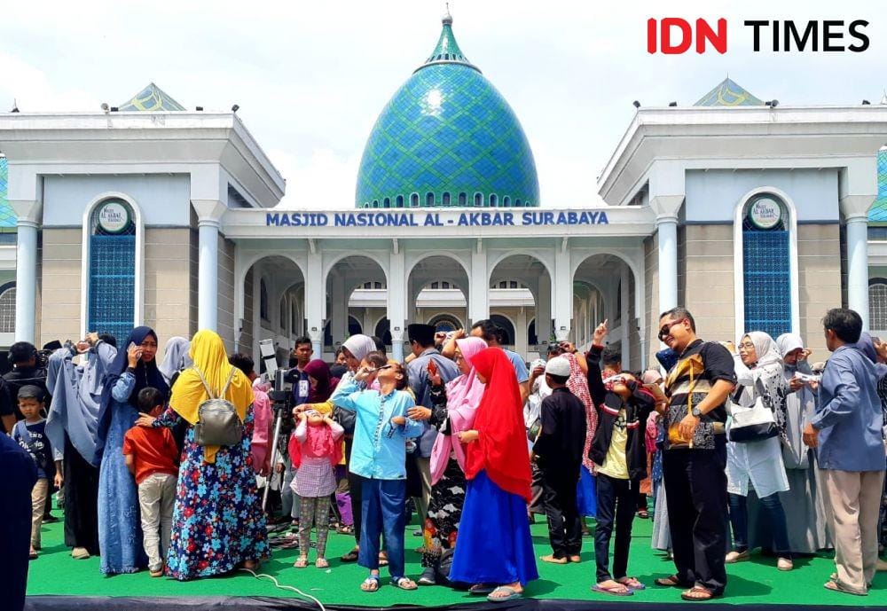 Warga Surabaya beramai-ramai nobar gerhana matahari cincin menggunakan teropong dan kacamata khusus di Masjid Al-akbar Surabaya, Kamis (26/12). IDN Times/Ardiansyah Fajar