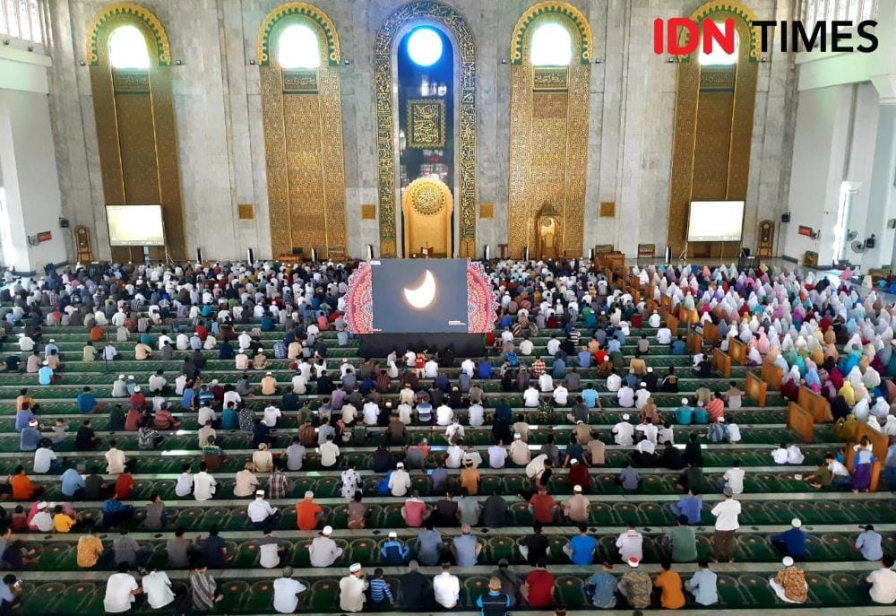 Suasana salat gerhana di Masjid Al-akbar Surabaya, Kamis (26/12). IDN Times/Ardiansyah Fajar