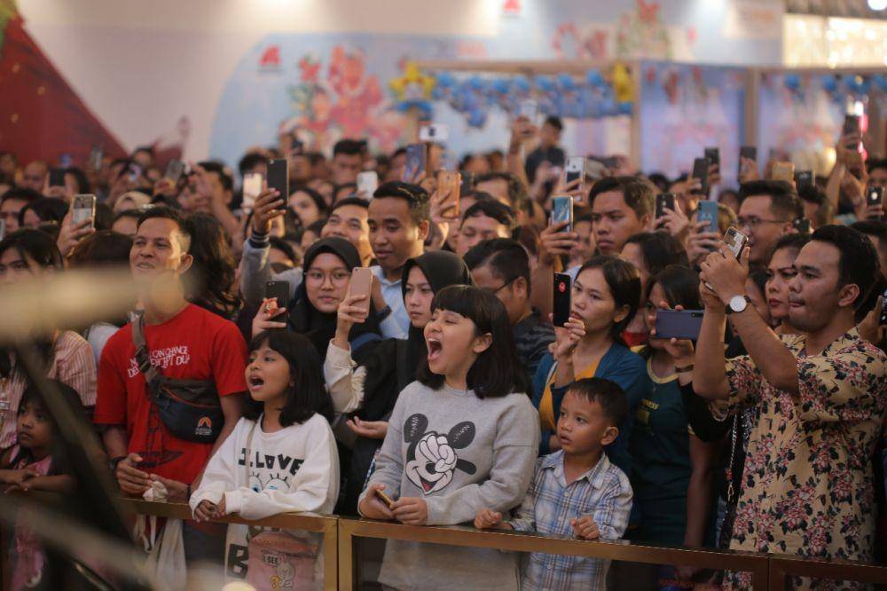 Para pengunjung yang menyaksikan penampilan Maria Simorangkir pada perayaan natal di Delipark Medan (IDN Times/Istimewa)