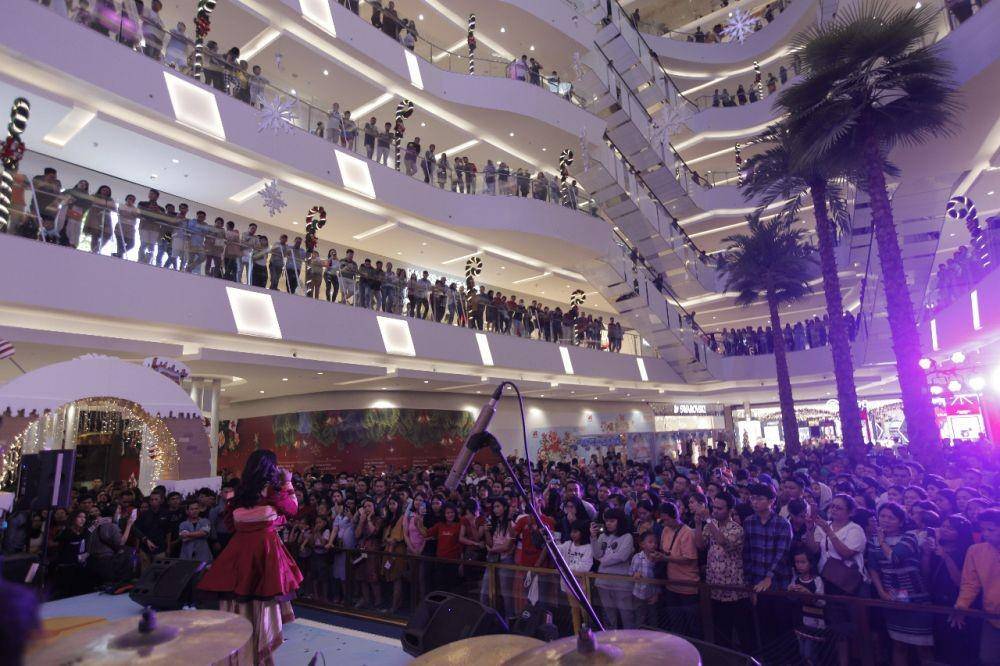 Para pengunjung yang menyaksikan penampilan Maria Simorangkir pada perayaan natal di Delipark Medan (IDN Times/Istimewa)