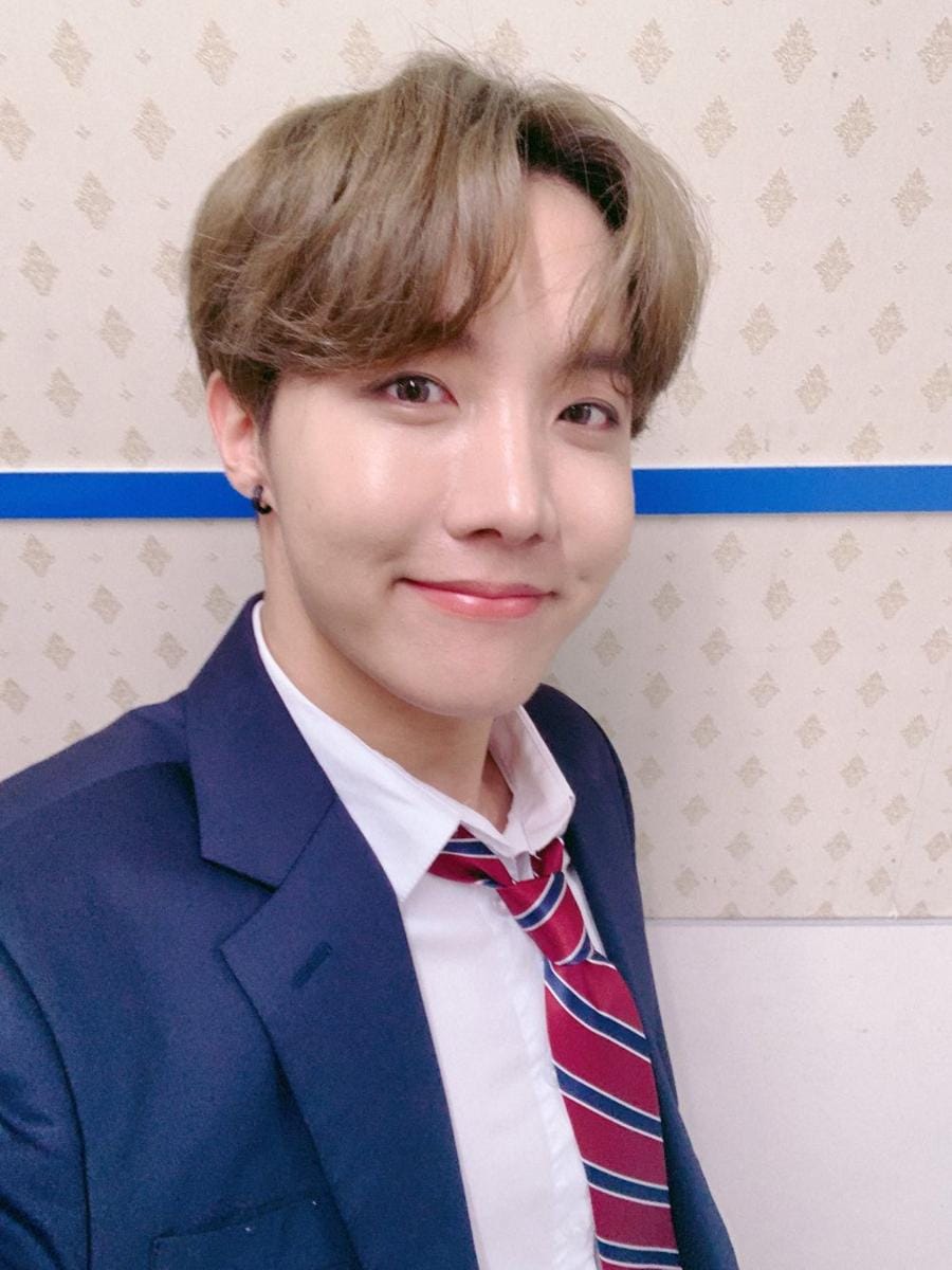 twitter.com/BTS_twt
