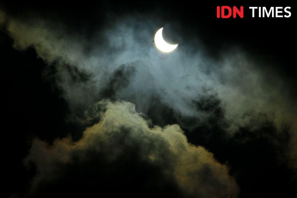 Gerhana Matahari juga terpantau di Kota Medan, Kamis (26/12) (IDN Times/Prayugo Utomo)