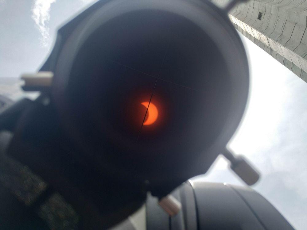 Fenomena gerhana matahari sebagian yang bisa diamati menggunakan teropong khusus. IDN Times/ Alfi Ramadana