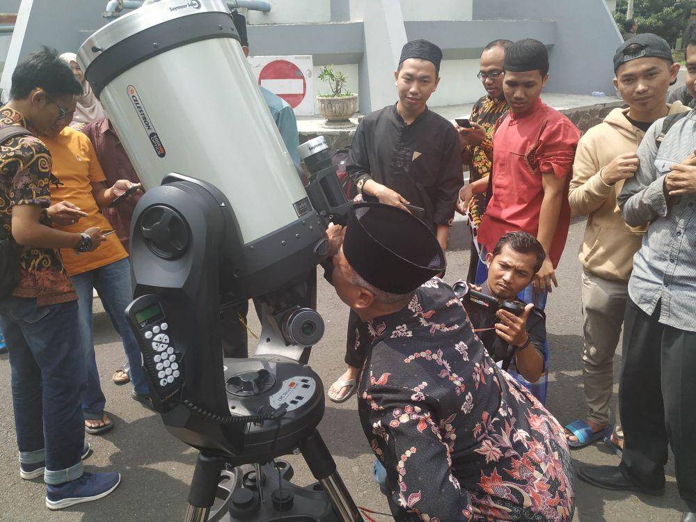 Wakil Rektor III UIN Maulana Malik Ibrahim Malang saat melakukan pengamatan terhadap Gerhana Matahari Cincin. IDN Times/ Alfi Ramadana