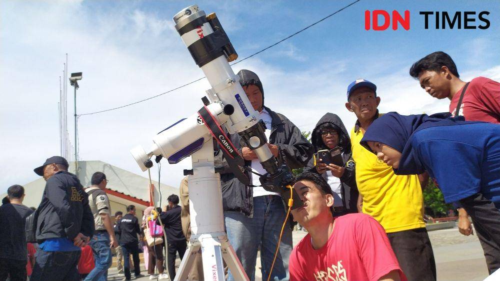 Pengamatan gerhana matahari di anjungan Pantai Losari Makassar. IDN Times/Aan Pranata