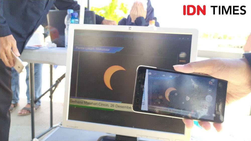 Pengamatan gerhana matahari di anjungan Pantai Losari Makassar. IDN Times/Aan Pranata