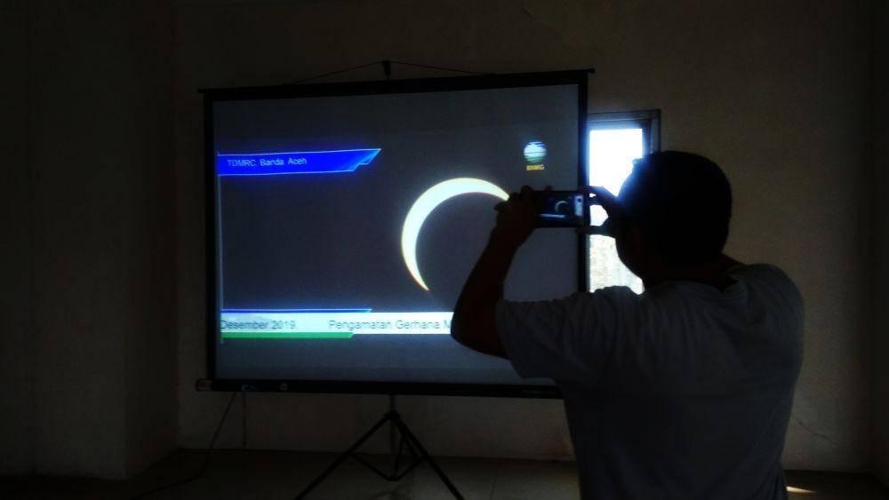 Gerhana matahari cincin sebagian yang tampak di Kota Banda Aceh, Aceh (IDN Times/Saifullah)