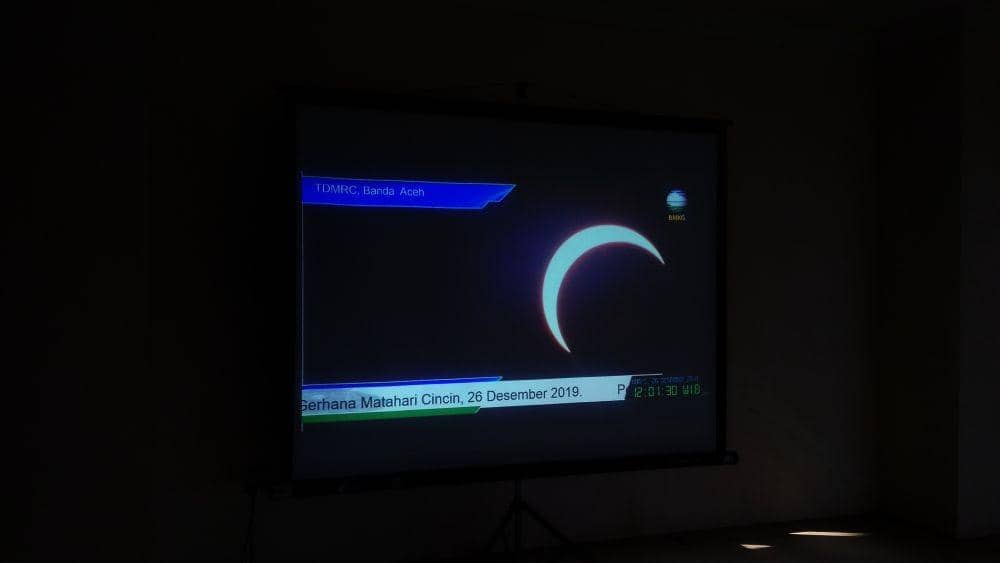 Gerhana matahari cincin sebagian yang tampak di Kota Banda Aceh, Aceh (IDN Times/Saifullah)