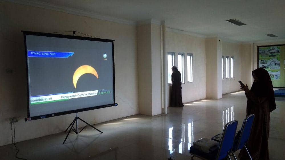 Gerhana matahari cincin sebagian yang tampak di Kota Banda Aceh, Aceh (IDN Times/Saifullah)