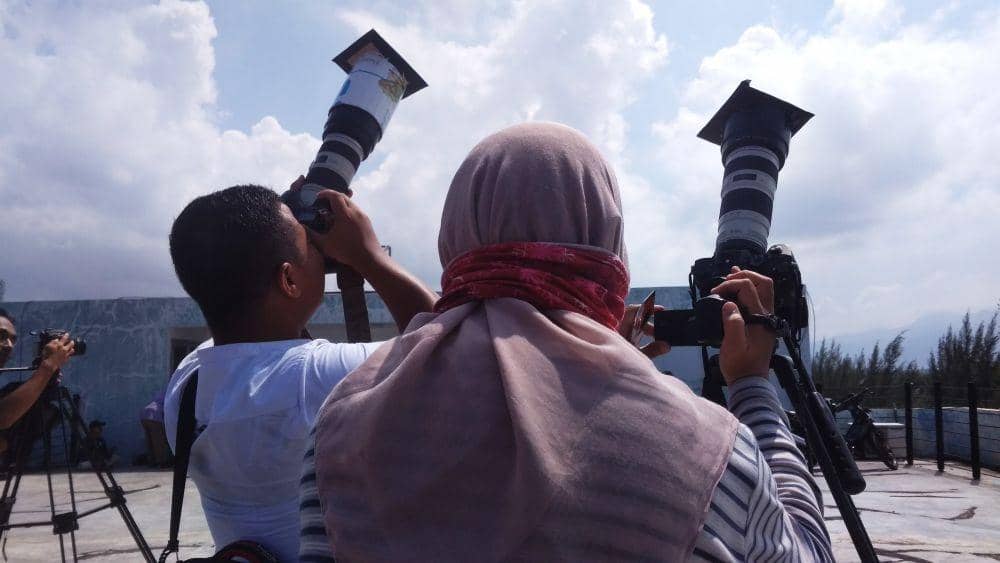 Mengabadikan gerhana dengan menggunakan plastik filter (IDN Times/Saifullah)