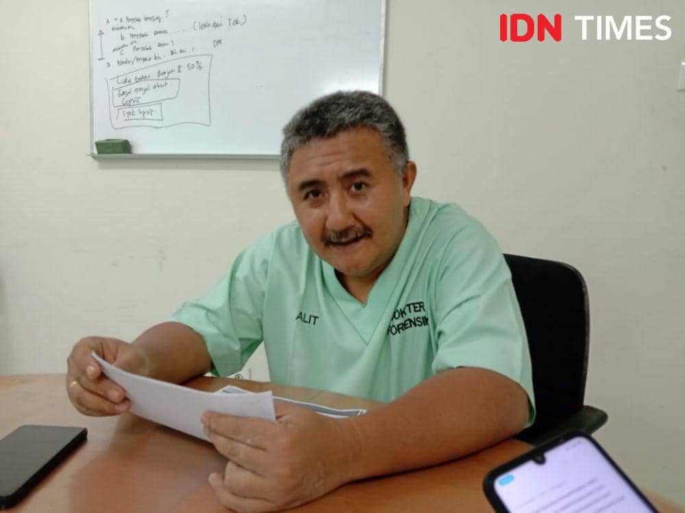 Kepala Bagian SMF (Staf Medis Fungsional) Instalasi Forensik Ida Bagus Putu Alit. (IDN Times/Ayu Afria)