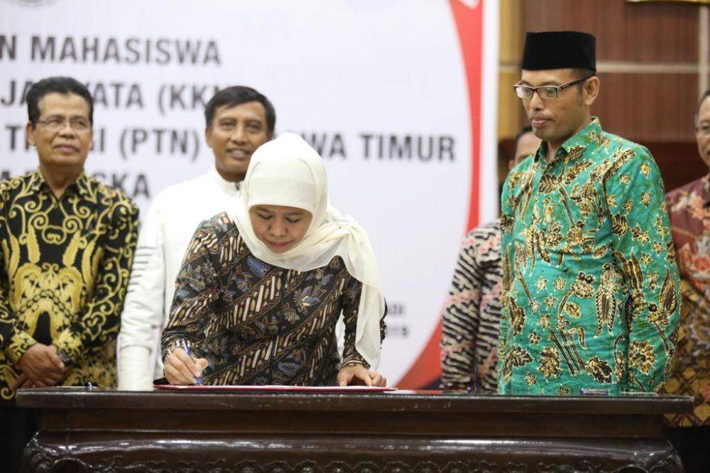 Gubernur Jawa Timur, Khofifah Indar Parawansa, melepas mahasiswa KKN dengan tugas khusus Brantas Tuntas di Gedung Negara Grahadi, Kamis (26/12).  Dok.IDN Times/Istimewa
