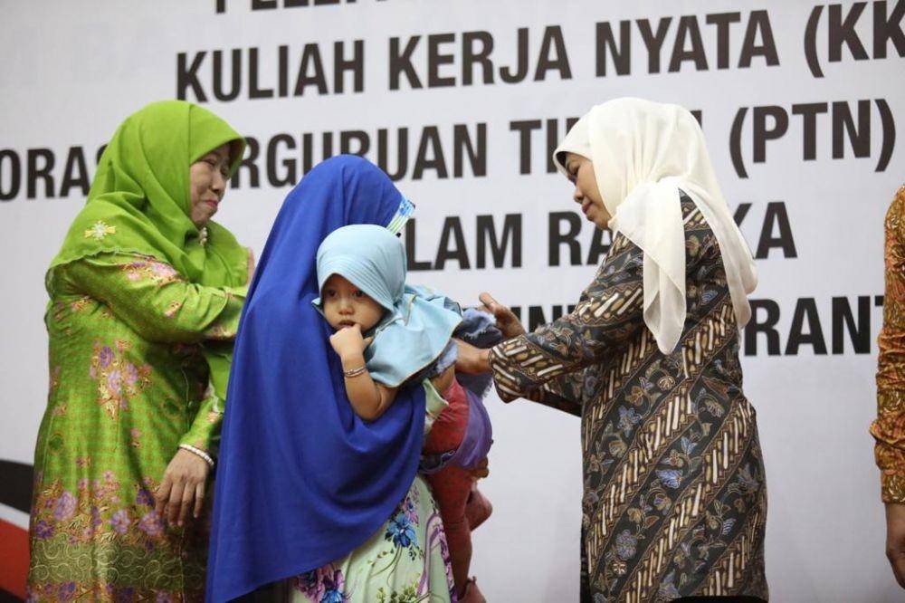Gubernur Jawa Timur, Khofifah Indar Parawansa, melepas mahasiswa KKN dengan tugas khusus Brantas Tuntas di Gedung Negara Grahadi, Kamis (26/12). Dok.IDN Times/Istimewa