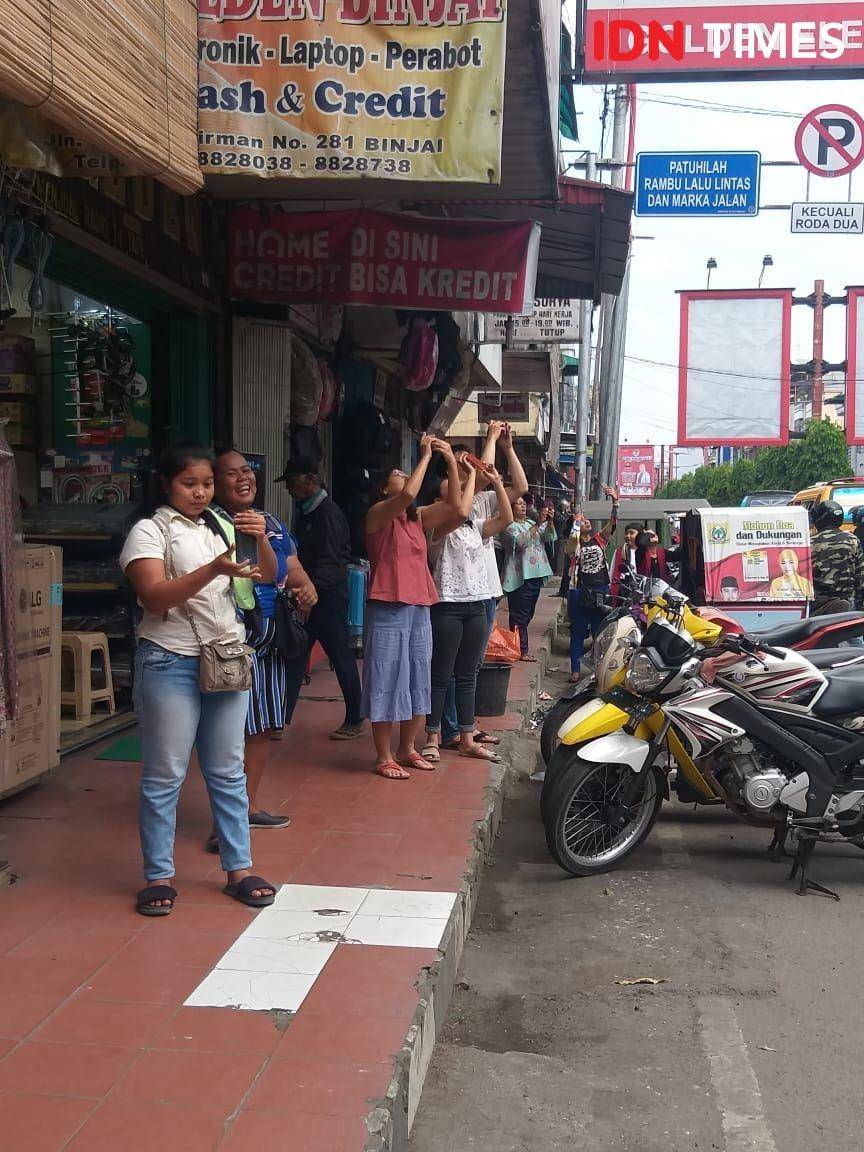 Warga Binjai nonton gerhana di pasar(IDN Times/Bambang Suhandoko)