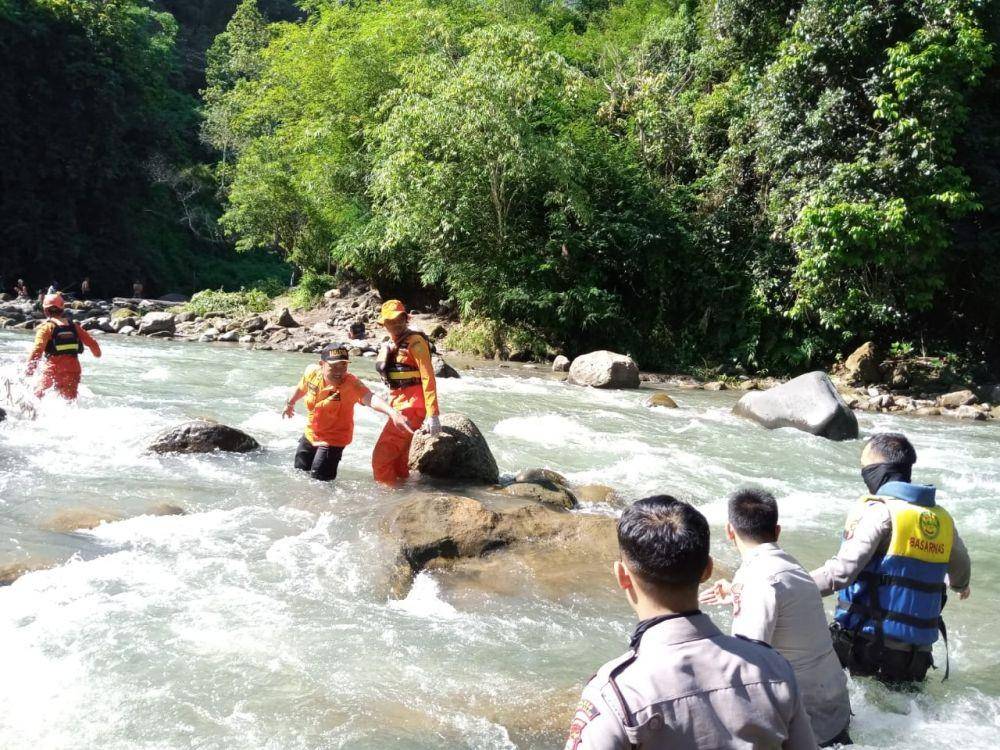 Proses pencarian korban hari ke tiga (IDN Times/Istimewa)