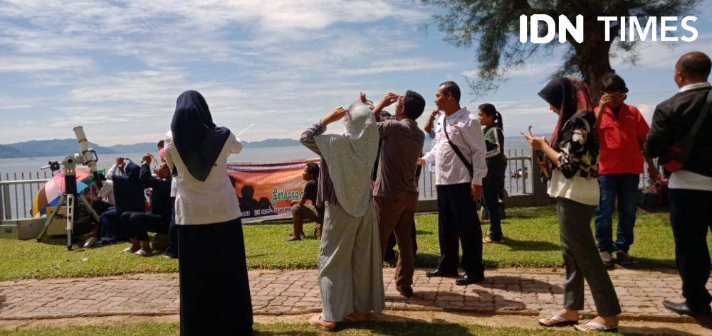 Warga memantau Gerhana Matahari Cincin di Tapteng (IDN Times/Hendra Simanjuntak)