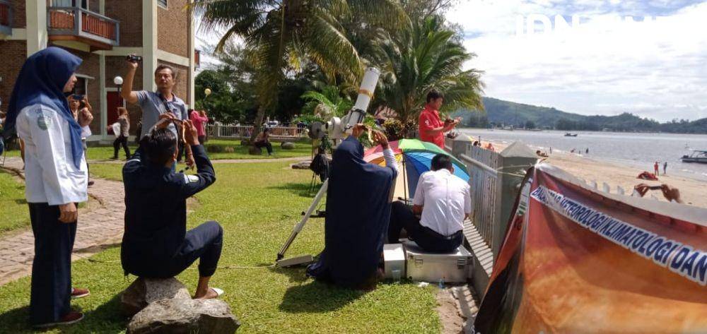 Warga memantau Gerhana Matahari Cincin di Tapteng (IDN Times/Hendra Simanjuntak)