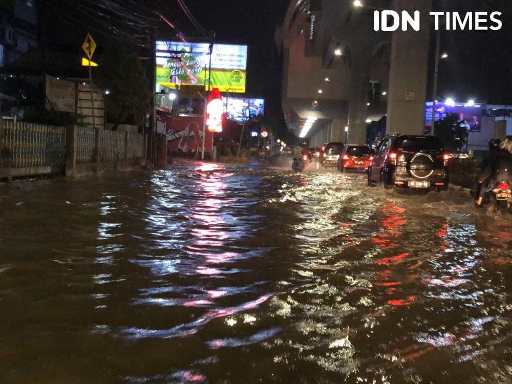 Kawasan Rivai Palembang terendam banjir (IDN Times/Rangga Erfizal)