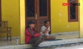 Ayah Edi Susanto, Waluyo (kanan). IDN Times/Daruwaskita