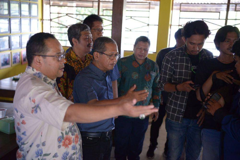 Rektor UNY Sutrisna Wibawa (kiri). IDN Times/Istimewa
