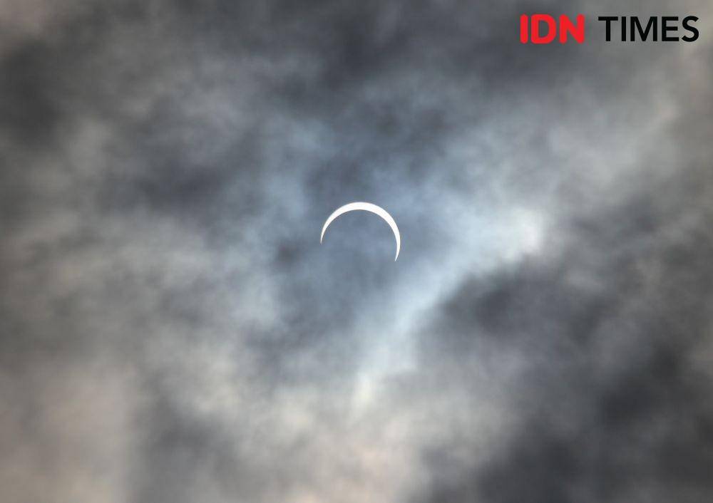 Gerhana matahari cincin di Medan (IDN Times/Doni Hermawan)