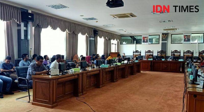 Perwakilan pemerintah daerah dan aparat keamanan ketika mengikuti jalannya RDP yang dipimpin Waket DPRD PPU, Raup Muin  (IDN Times/Ervan Masbanjar)