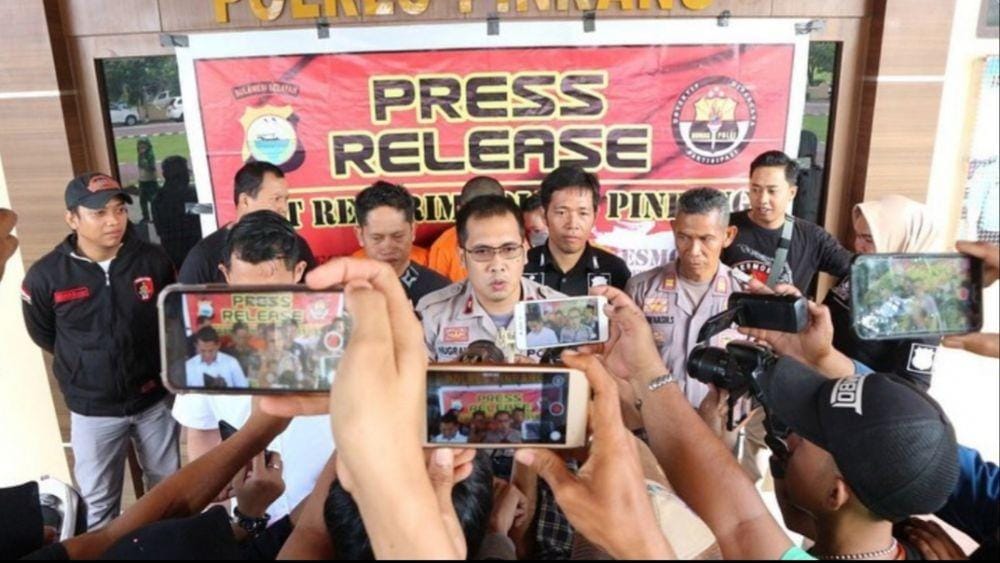 Tiga pelaku dalam bisnis prostitusi online saat diamankan di Mako Polres Pinrang, Kamis (26/12) / Istimewa