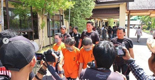 Tiga pelaku dalam bisnis prostitusi online saat diamankan di Mako Polres Pinrang, Kamis (26/12) / Istimewa