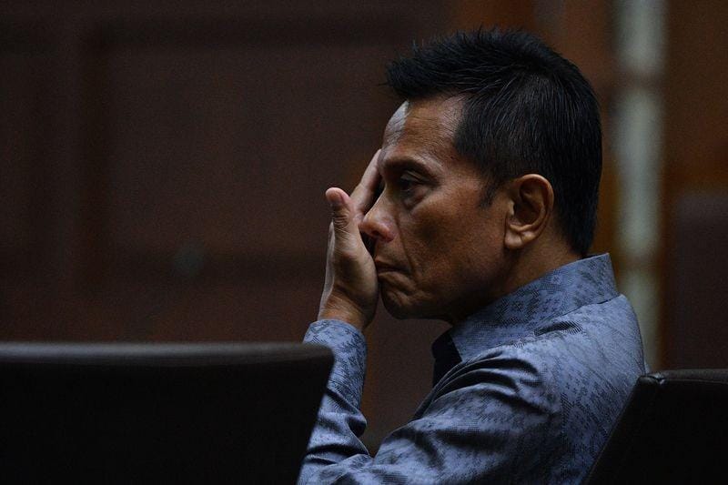 (Pendiri PT MRA Soetikno Soedarjo duduk di kursi pesakitan) ANTARA FOTO/Sigid Kurniawan