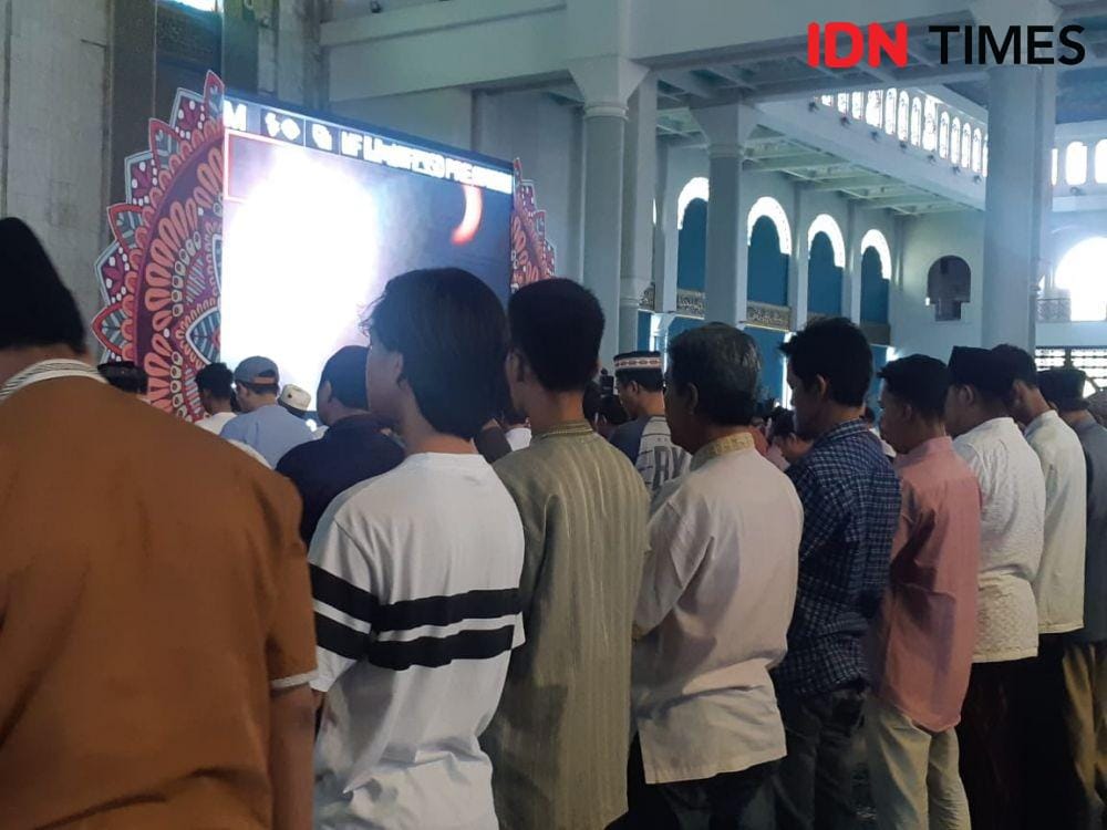 Suasana salat gerhana di Masjid Al-akbar Surabaya, Kamis (26/12). IDN Times/Ardiansyah Fajar