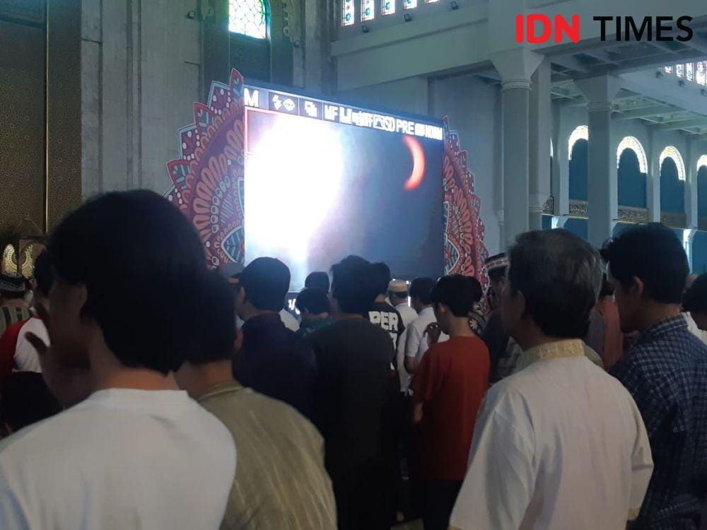 Suasana salat gerhana di Masjid Al-akbar Surabaya, Kamis (26/12). IDN Times/Ardiansyah Fajar