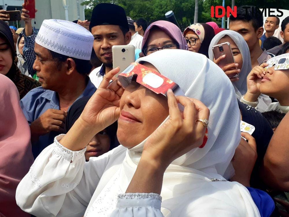 Gubernur Jatim, Khofifah Indar Parawansa saat melihat GMC di Masjid Al-akbar Surabaya, Kamis (26/12).IDN Times/Ardiansyah Fajar