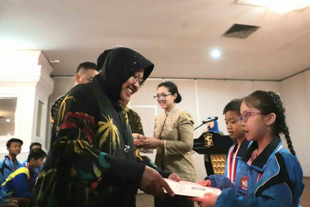 Wali Kota Surabaya, Tri Rismaharini berikan penghargaan kepada atlet berprestasi, Kamis (26/12). DOk.IDN Times/Istimewa