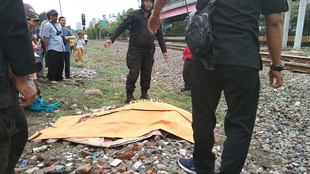 Korban tertabrak kereta di Wonokromo dievakuasi. Dok.IDN Times/Istimewa