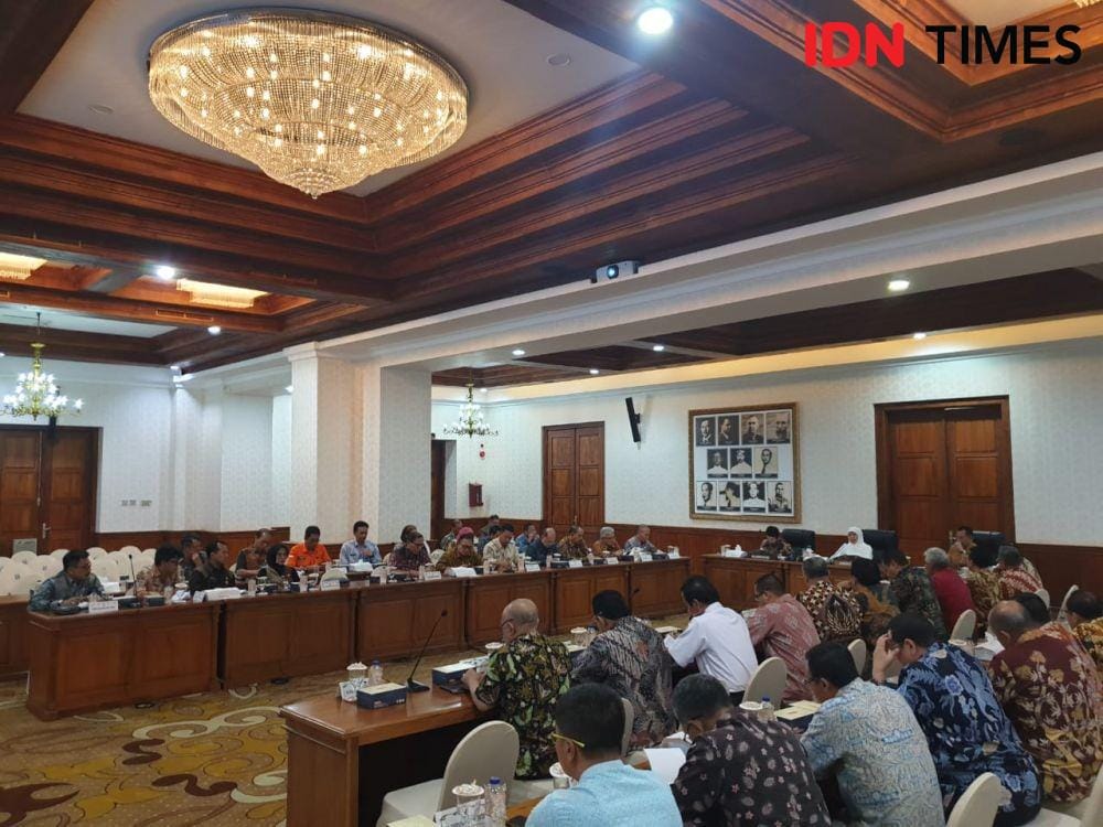 Rapat proyek percepatan pembangunan ekonomi di gedung Grahadi, Kamis (26/12). IDN Times/Vanny El Rahman