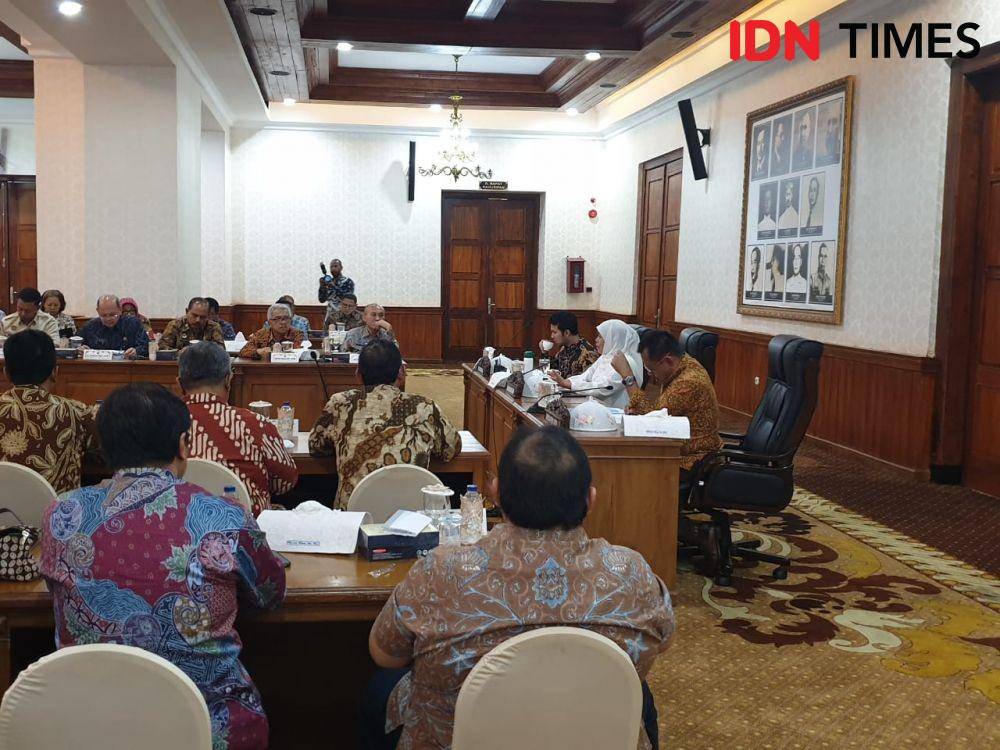 Rapat proyek percepatan pembangunan ekonomi di gedung Grahadi, Kamis (26/12). IDN Times/Vanny El Rahman