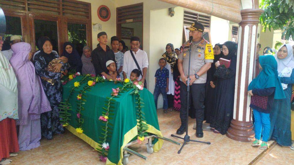 Kapolda Sumut Irjen Pol Martuani Sormin memberikan kata sambutan di rumah duka almarhum Brigadir Surianto (IDN Times/istimewa)