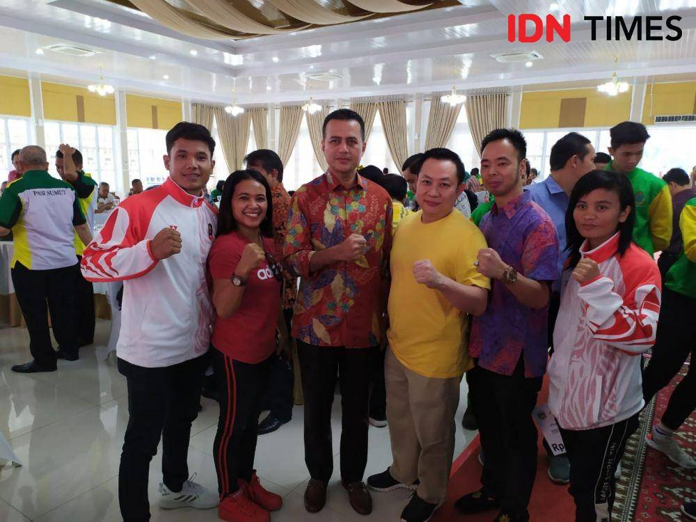 Wakil Gubernur Sumut bersama atlet peraih medali SEA Games asal Sumut dan pengurus cabor(IDN Times/Hasudungan)