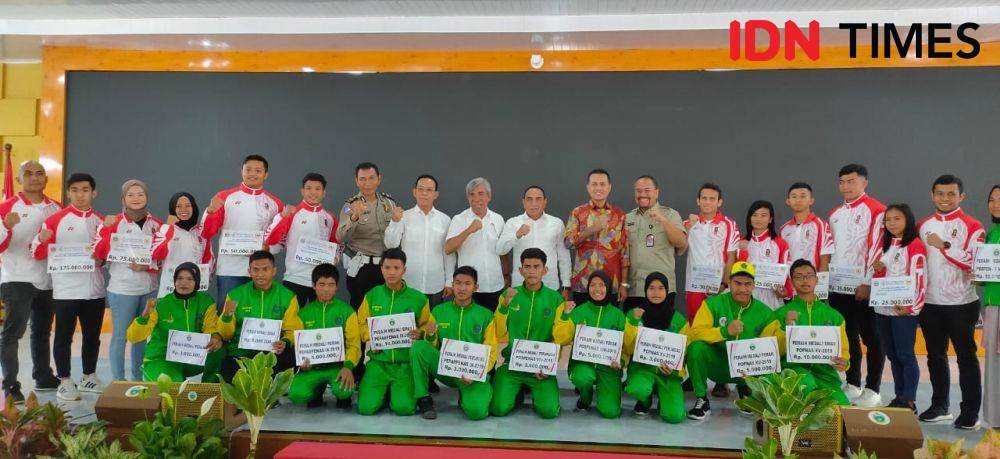 Gubernur dan wakil Gubernur Sumut bersama atlet peraih medali SEA Games asal Sumut (IDN Times/Hasudungan)