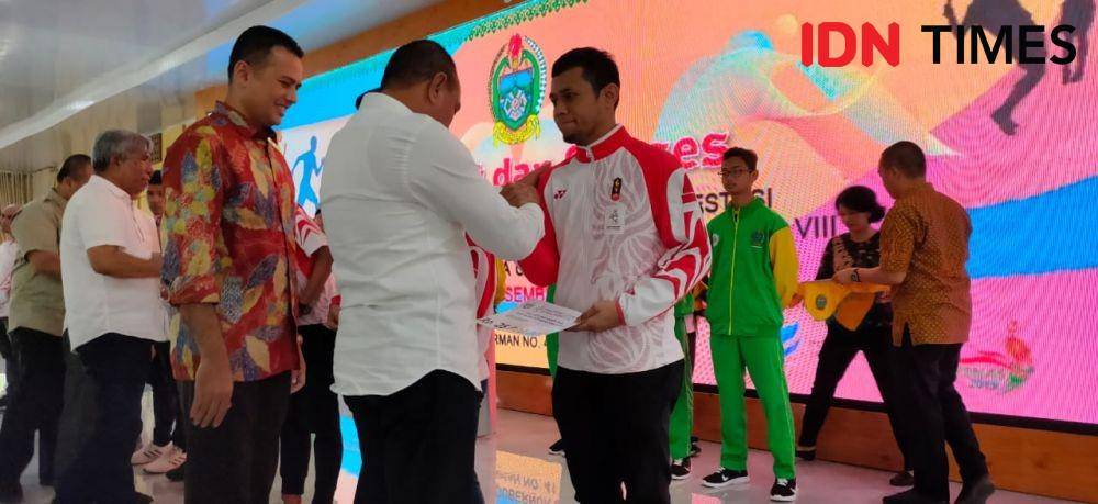 Gubernur dan wakil Gubernur Sumut bersama atlet peraih medali SEA Games asal Sumut (IDN Times/Hasudungan)