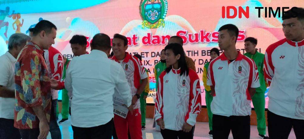 Gubernur dan wakil Gubernur Sumut bersama atlet peraih medali SEA Games asal Sumut (IDN Times/Hasudungan)