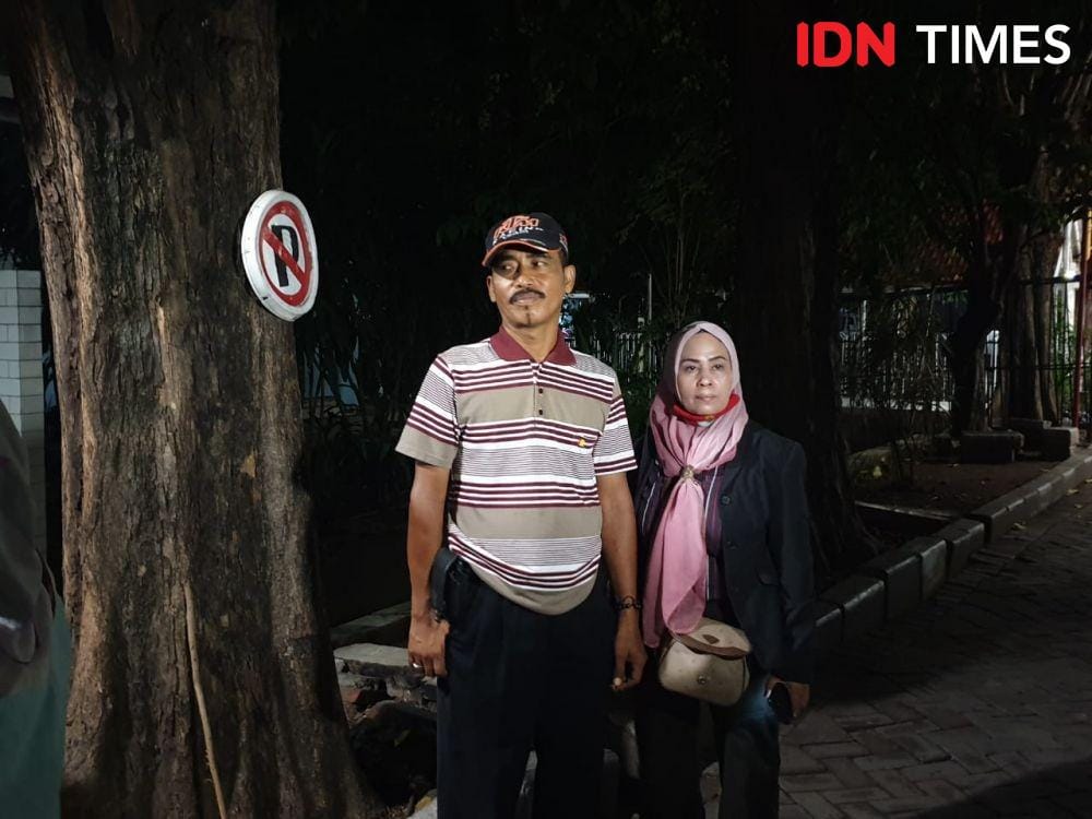 Kholil dan istrinya di kamar jenazah RSUD dr.Soetomo. IDN Times/Vanny El Rahman