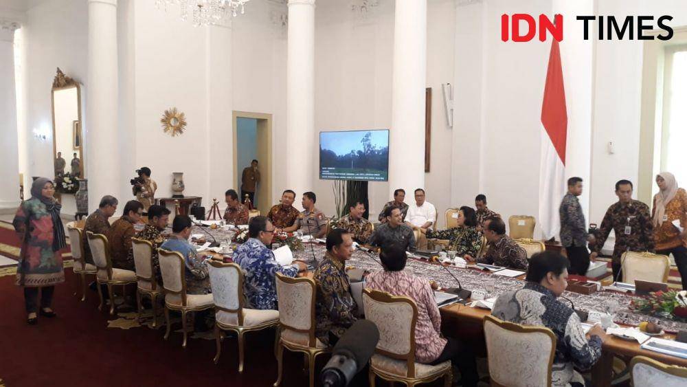 Presiden Jokowi memimpin rapat terbatas di Istana Kepresidenan Bogor, Jumat 27 Desember 2019 (IDN Times/Teatrika Handiko Putri)