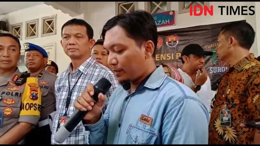 Fendi Agustiawan, anak dari korban pembunuhan (kanan) saat konferensi pers di RSUD Dr Soetomo, Jumat (27/12). IDN Times/Fitria Madia