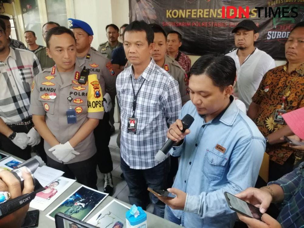 Fendi Agustiawan, anak dari korban pembunuhan (kanan) saat konferensi pers di RSUD Dr Soetomo, Jumat (27/12). IDN Times/Fitria Madia