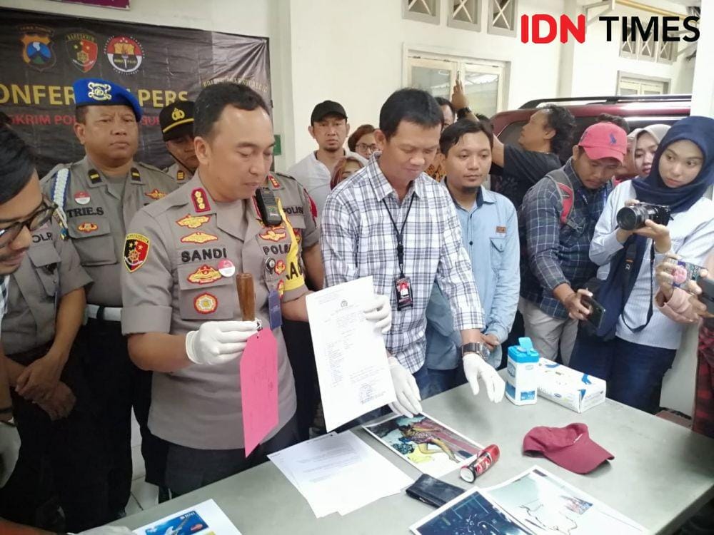 Kapolrestabes Surabaya Kombes Pol Sandi Nugroho saat konferensi pers di RSUD Dr Soetomo, Jumat (27/12). IDN Times/Fitria Madia